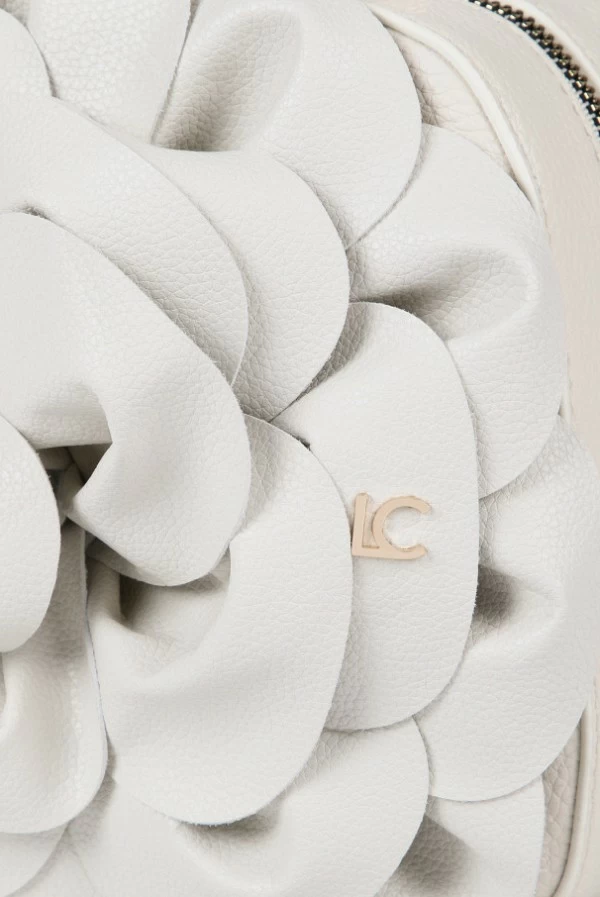 Bolso con flor en efecto piel blanco o negro lola casademunt