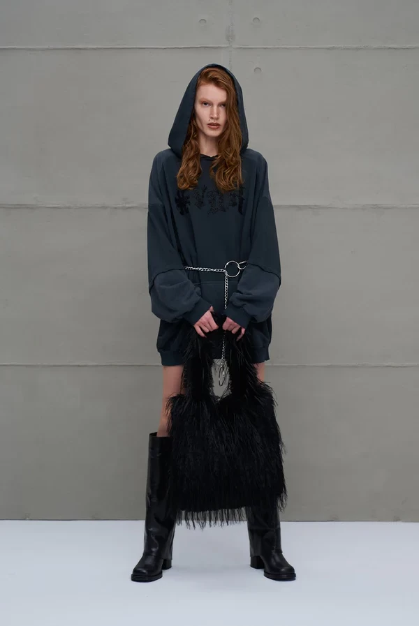 Bolso de piel sintética con plumas negras VDR VIA DE LA ROSE