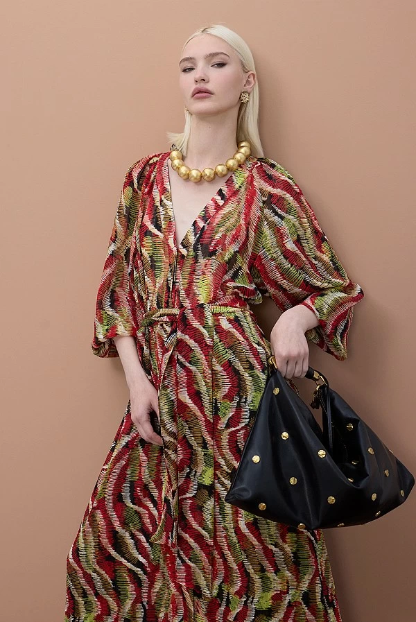 Bolso Hobo Negro con Tacha Dorada