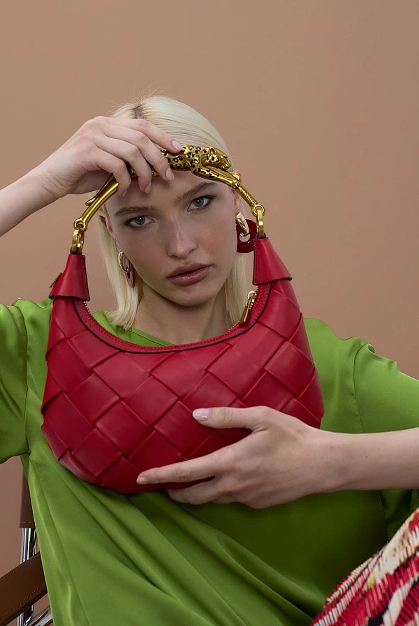 Bolso Media Luna Rojo Trenzado con Asa Leopardo