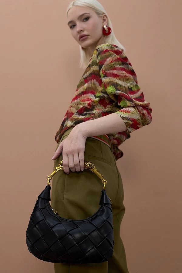 Bolso Media Luna Trenzado Negro con Asa Leopardo Dorada