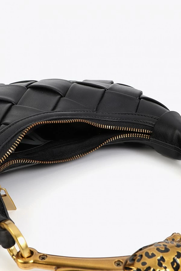 Bolso Media Luna Trenzado Negro con Asa Leopardo Dorada