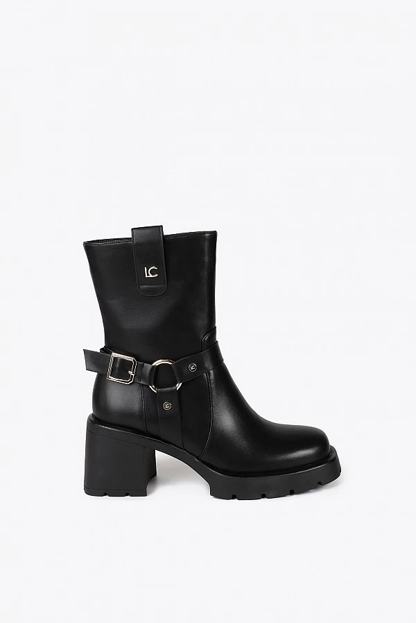 Bota estilo motero con detalles dorados