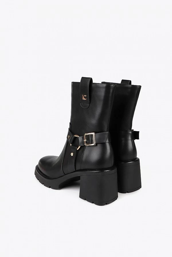 Bota estilo motero con detalles dorados