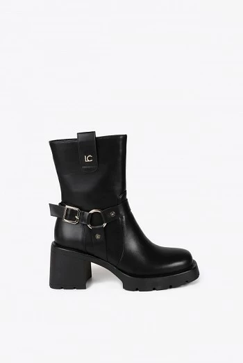 Bota estilo motero con detalles dorados