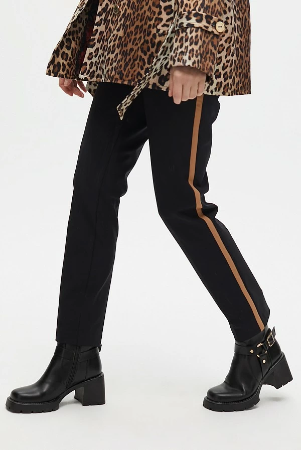 Bota estilo motero con detalles dorados