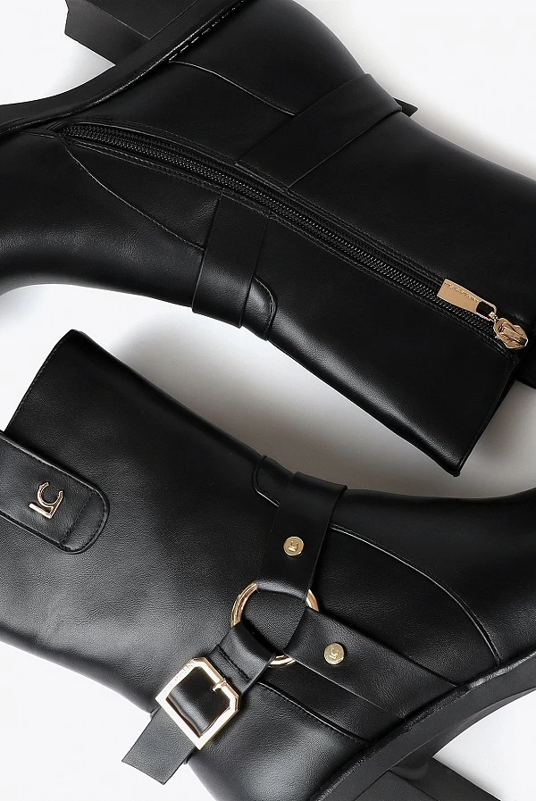 Bota estilo motero con detalles dorados