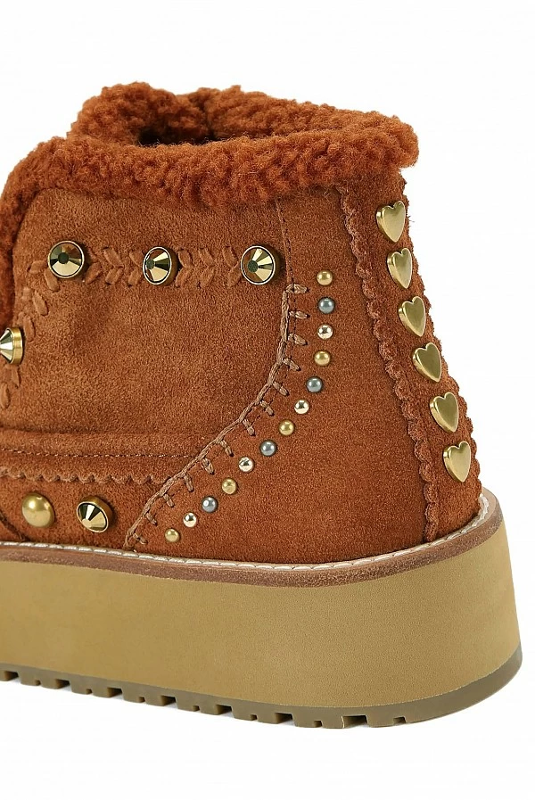 Botas Kurt Geiger London Mansion en ante marrón con tachuelas doradas