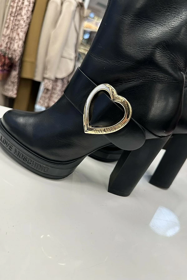 Botín corazón love moschino