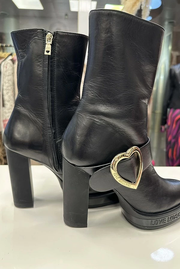 Botín corazón love moschino 