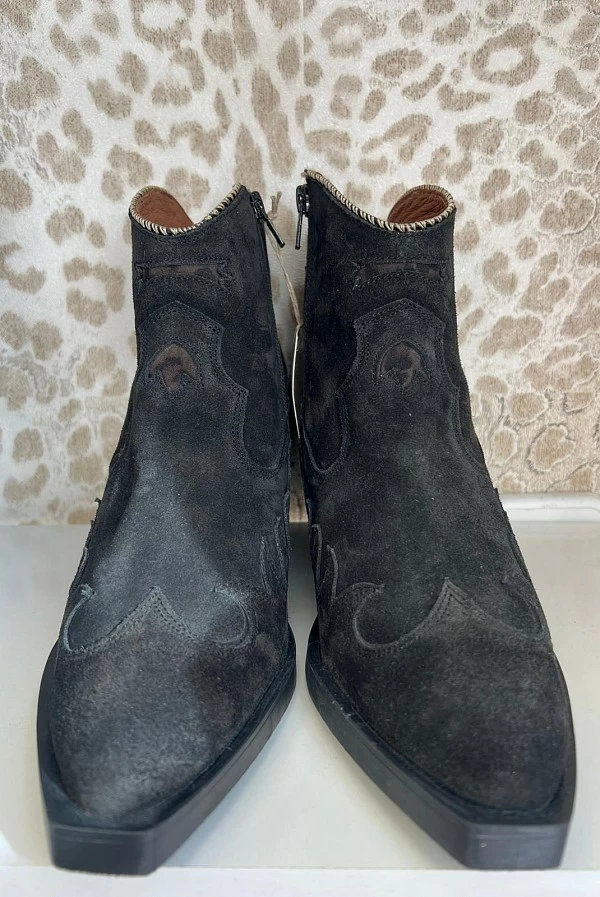 Botín negro de ante con animal print Nemonic – Elegancia y carácter salvaje