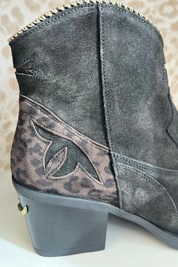 Botín negro de ante con animal print Nemonic – Elegancia y carácter salvaje