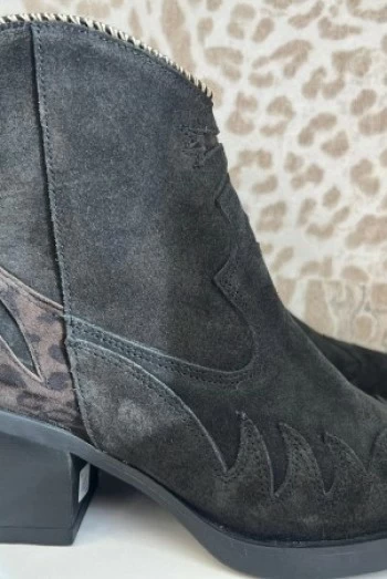 Botín negro de ante con animal print Nemonic – Elegancia y carácter salvaje Botín negro de ante con animal print Nemonic – Elegancia y carácter salvaje