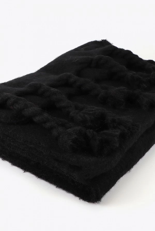 Bufanda lisa con flecos gruesos y logo bordado LOLA Casademunt