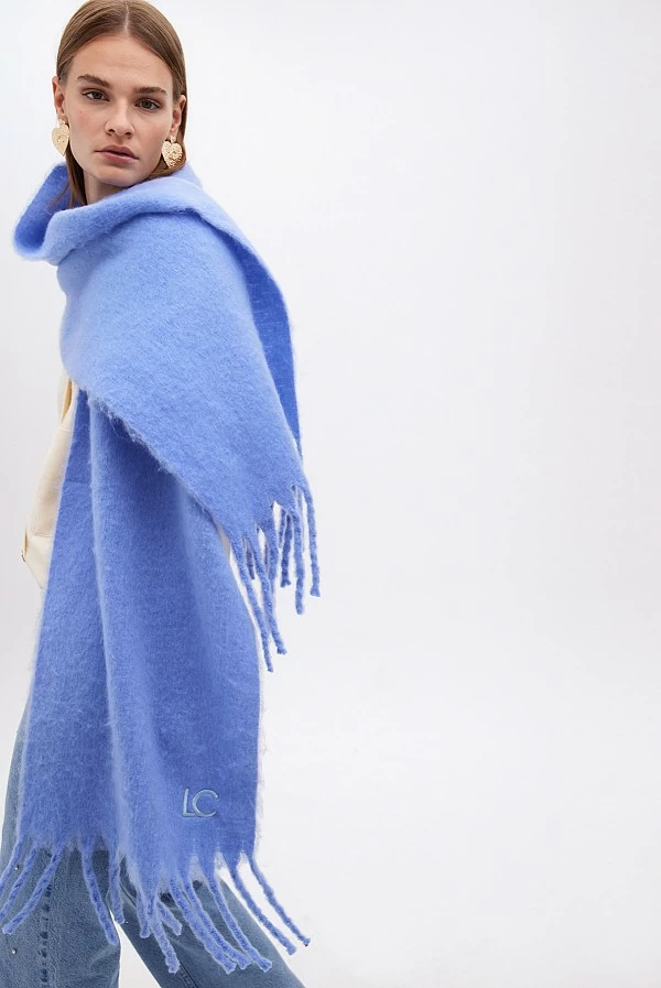 Bufanda lisa con flecos gruesos y logo bordado LOLA Casademunt