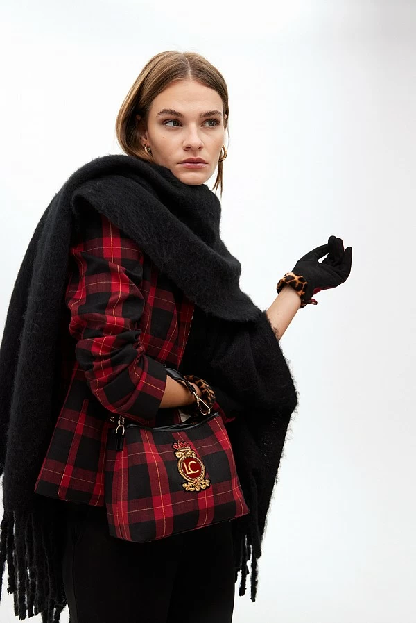 Bufanda lisa con flecos gruesos y logo bordado LOLA Casademunt