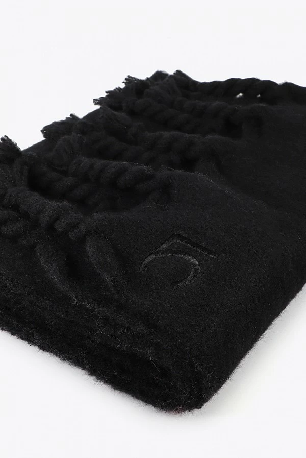 Bufanda lisa con flecos gruesos y logo bordado LOLA Casademunt