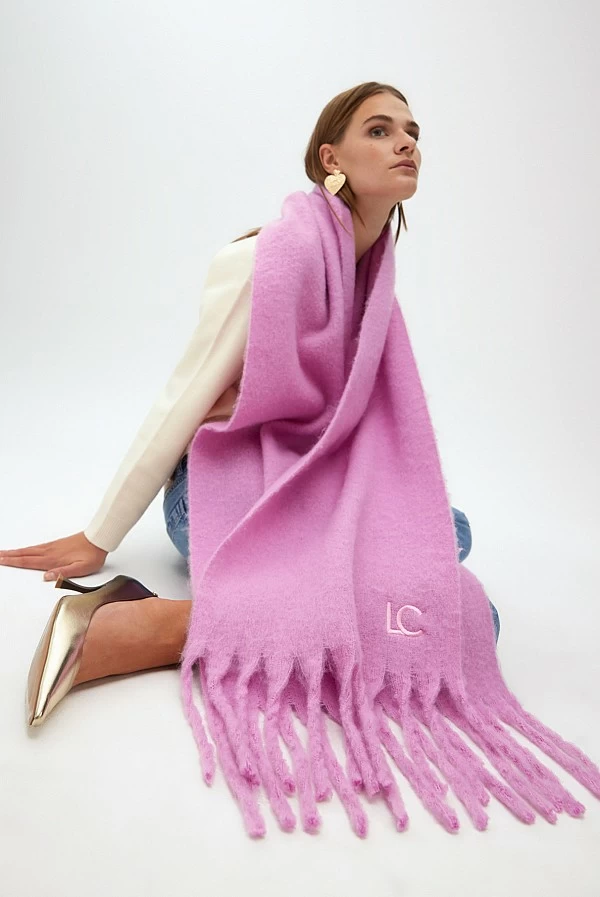 Bufanda lisa con flecos gruesos y logo bordado LOLA Casademunt