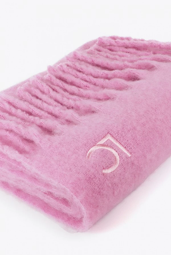 Bufanda lisa con flecos gruesos y logo bordado LOLA Casademunt