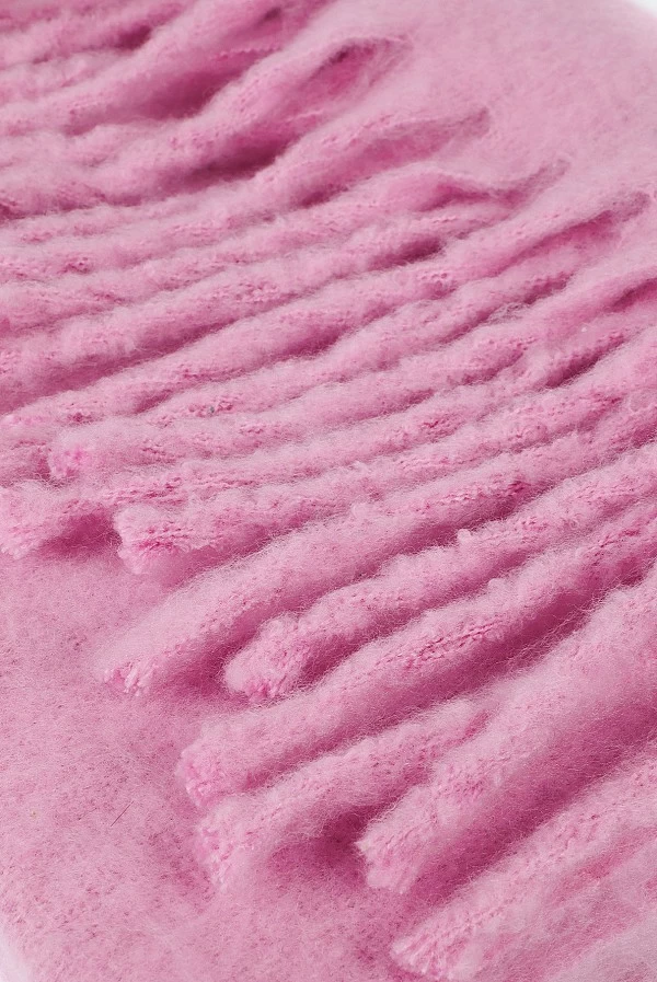 Bufanda lisa con flecos gruesos y logo bordado LOLA Casademunt