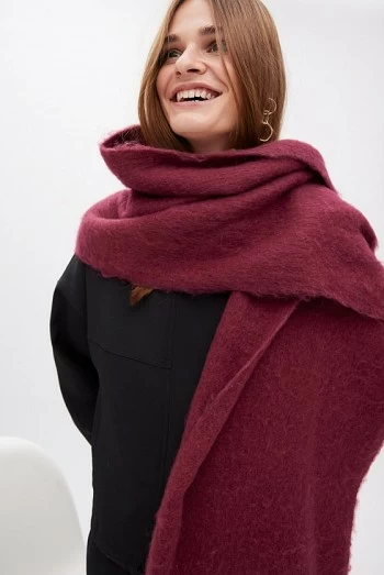 Bufanda lisa con flecos gruesos y logo bordado LOLA Casademunt Bufanda lisa con flecos gruesos y logo bordado LOLA Casademunt