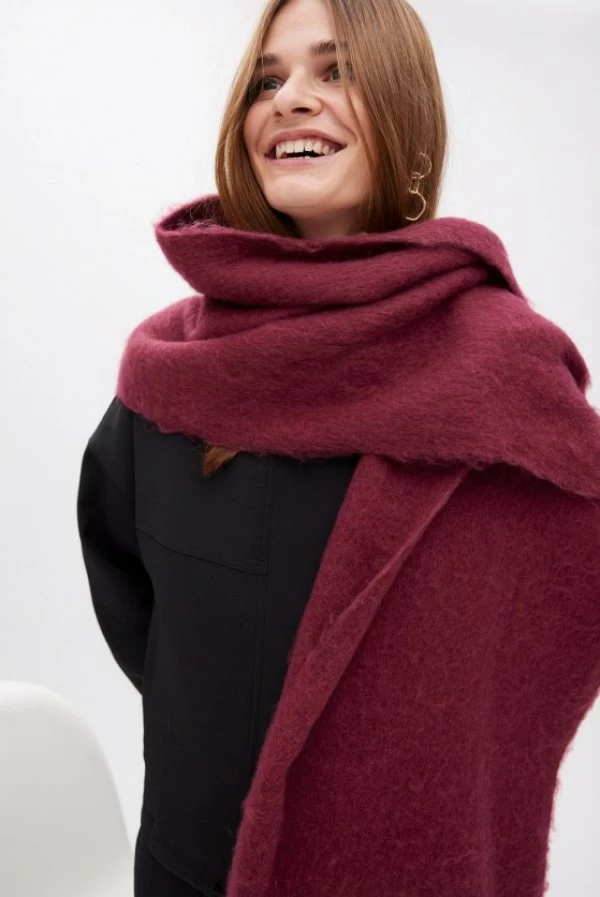 Bufanda lisa con flecos gruesos y logo bordado LOLA Casademunt Bufanda lisa con flecos gruesos y logo bordado LOLA Casademunt