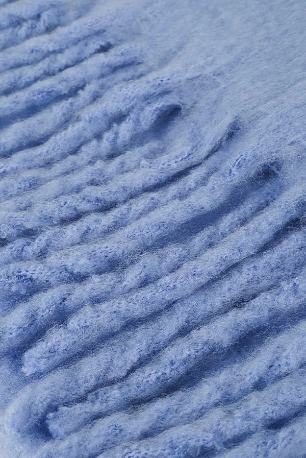 Bufanda lisa con flecos gruesos y logo bordado LOLA Casademunt