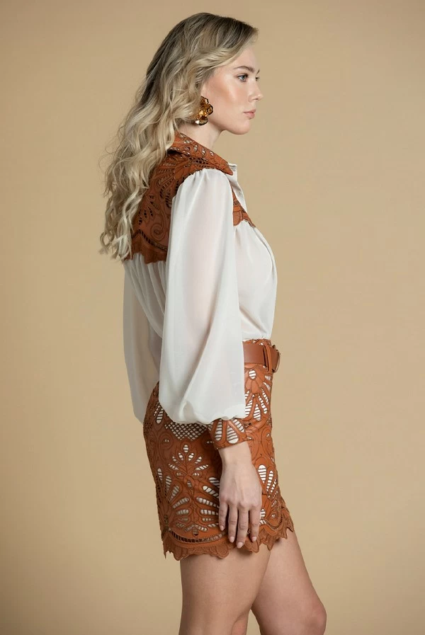 Camisa con bordados y detalles en ecopiel Sahoco