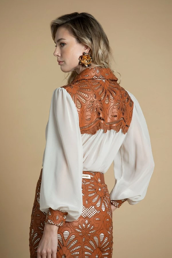 Camisa con bordados y detalles en ecopiel Sahoco