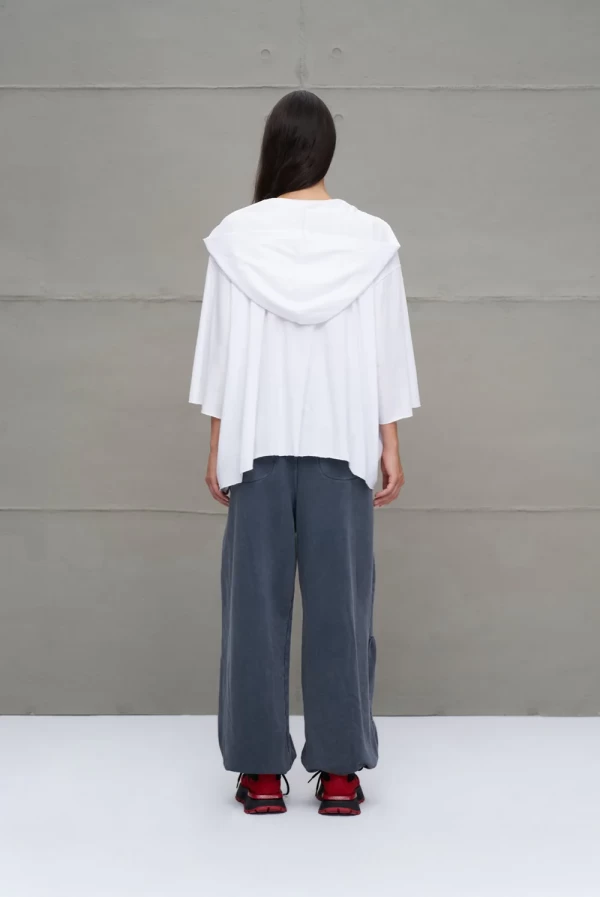 Camiseta blanca asimétrica con capucha oversize VDR