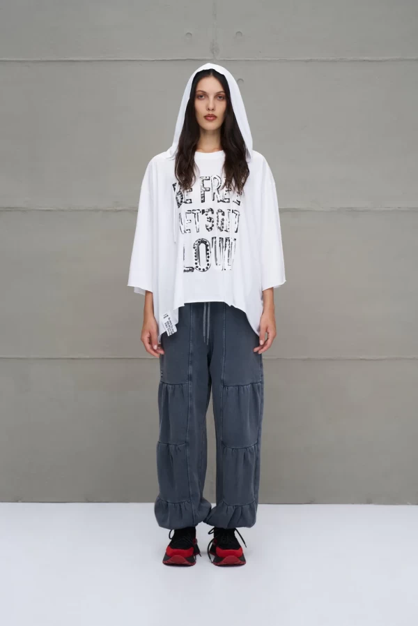 Camiseta blanca asimétrica con capucha oversize VDR