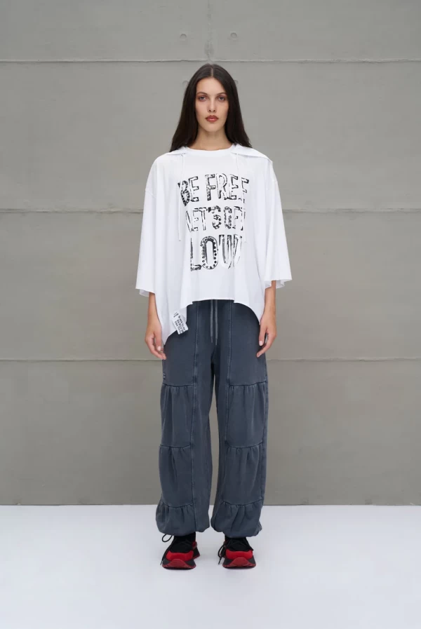 Camiseta blanca asimétrica con capucha oversize VDR