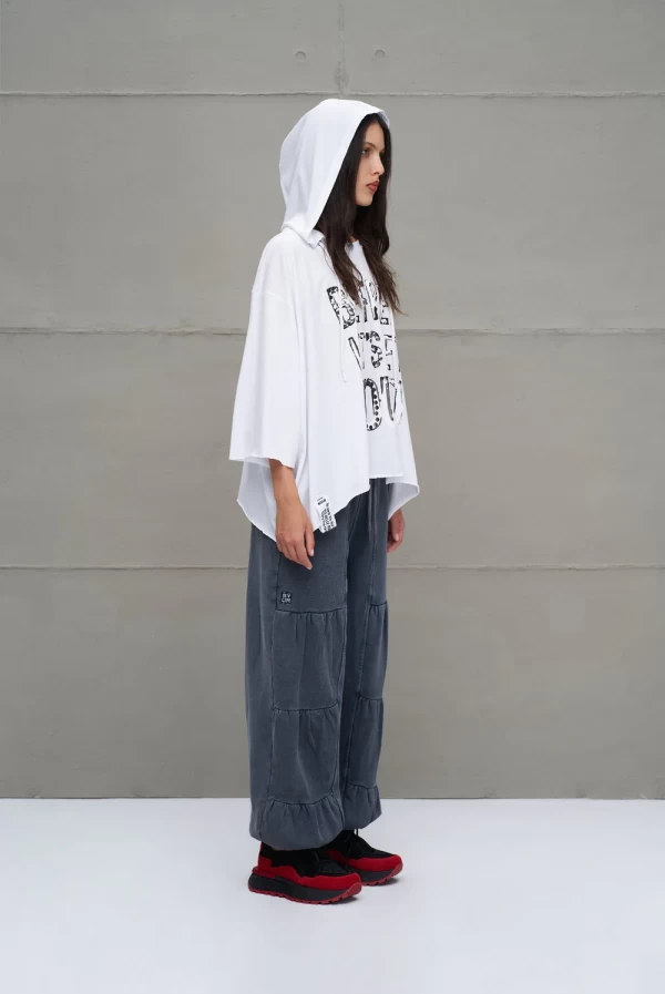 Camiseta blanca asimétrica con capucha oversize VDR