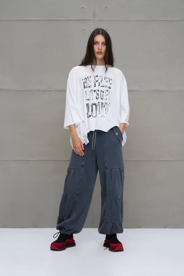 Camiseta blanca asimétrica con capucha oversize VDR