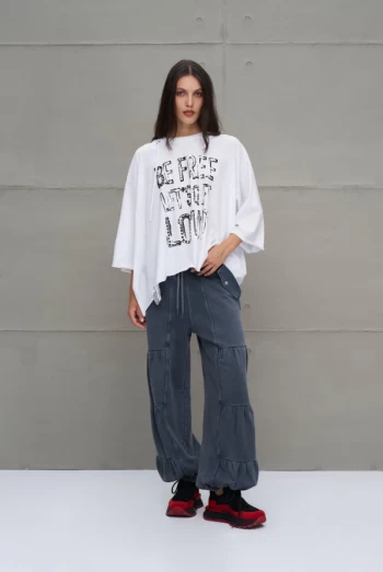 Camiseta blanca asimétrica con capucha oversize VDR