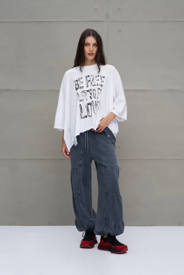 Camiseta blanca asimétrica con capucha oversize VDR