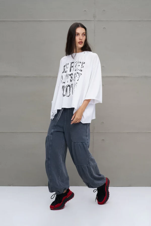 Camiseta blanca asimétrica con capucha oversize VDR
