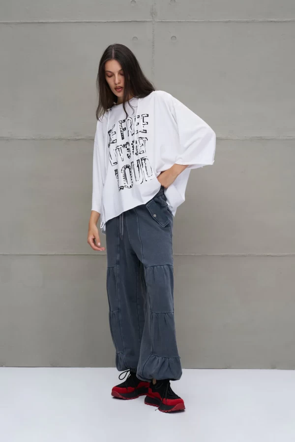 Camiseta blanca asimétrica con capucha oversize VDR