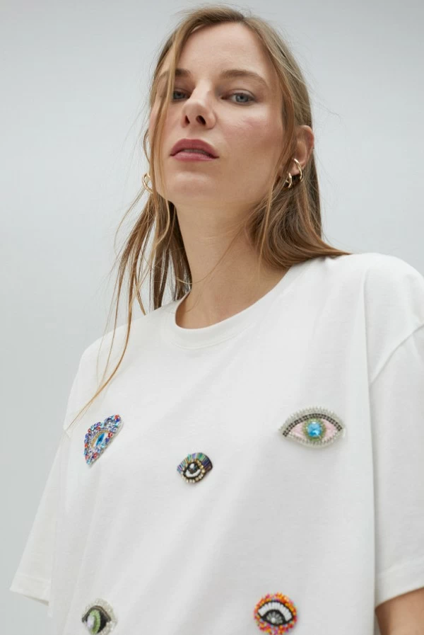 Camiseta con detalles maxi pedrería lola casademunt