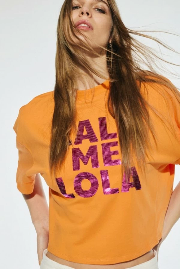 Camiseta cropped con bordado Call me Lola