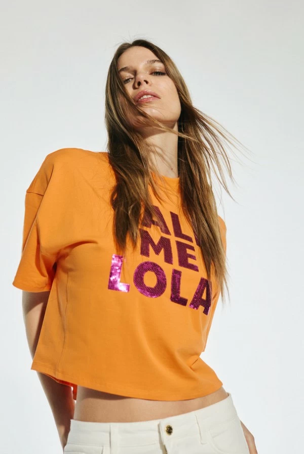 Camiseta cropped con bordado Call me Lola