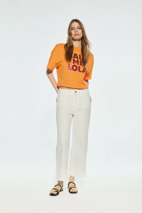 Camiseta cropped con bordado Call me Lola