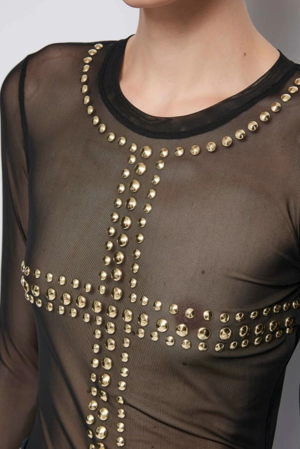 Camiseta de Tul Elástico con Cruz de Tachuelas Denny Rose
