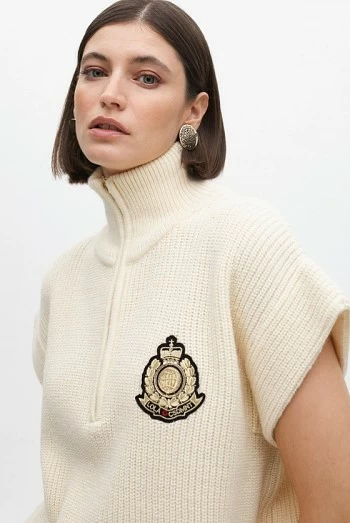 Chaleco de punto grueso con cremallera y escudo bordado – Lola Casademunt Chaleco de punto grueso con cremallera y escudo bordado – Lola Casademunt