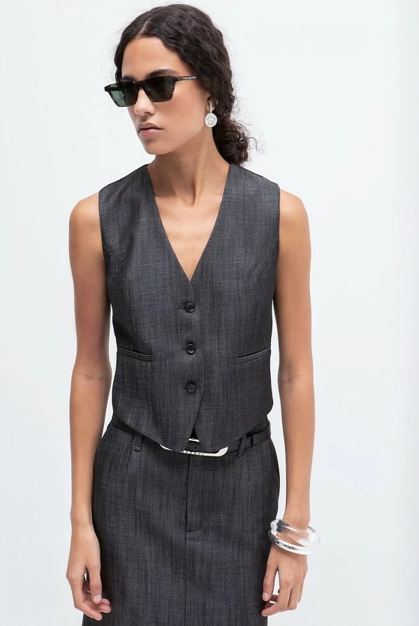 Chaleco entallado en efecto denim negro con escote en pico – masavi