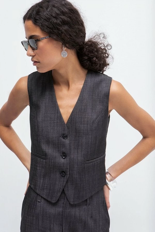 Chaleco entallado en efecto denim negro con escote en pico – masavi