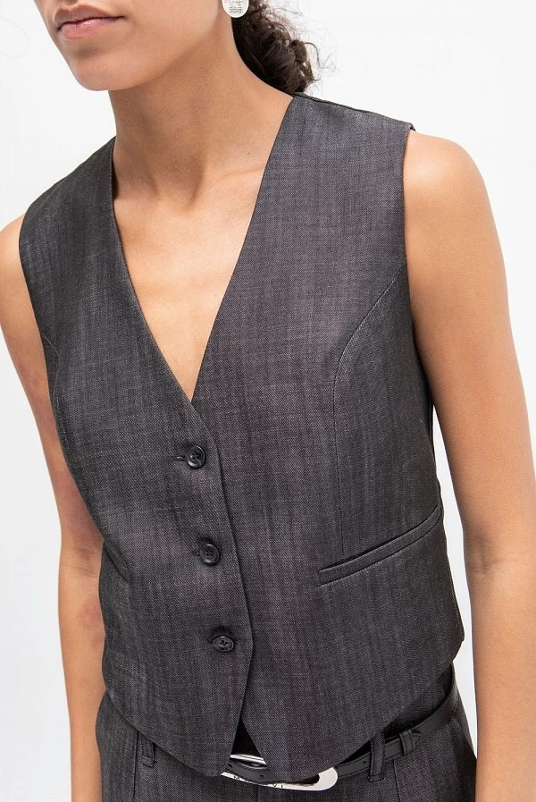 Chaleco entallado en efecto denim negro con escote en pico – masavi