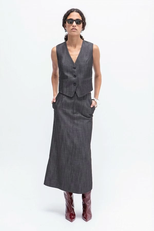 Chaleco entallado en efecto denim negro con escote en pico – masavi