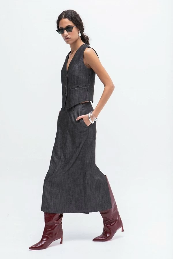 Chaleco entallado en efecto denim negro con escote en pico – masavi