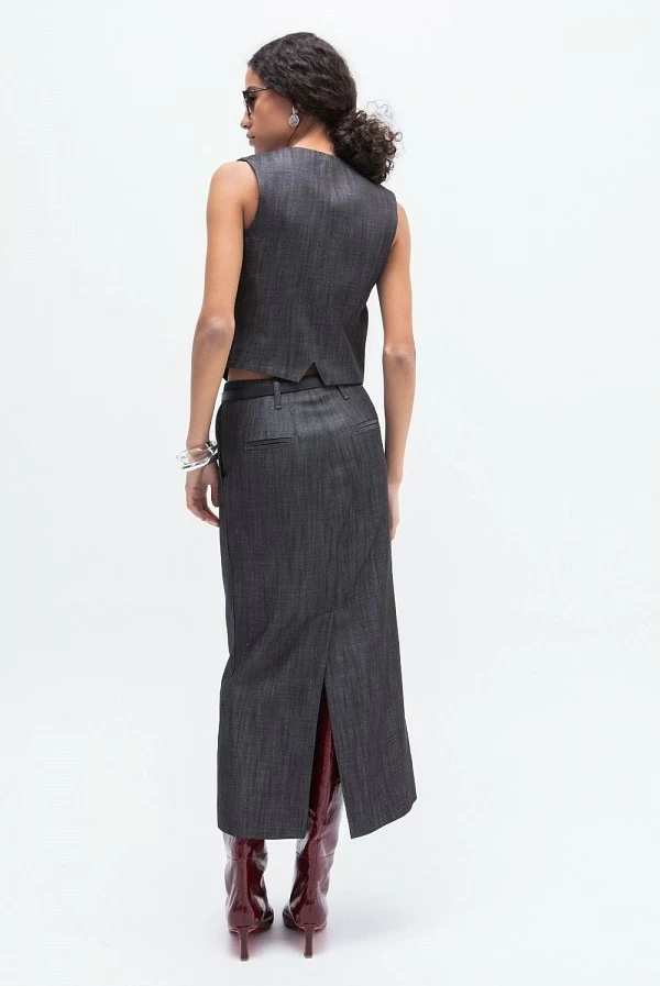 Chaleco entallado en efecto denim negro con escote en pico – masavi